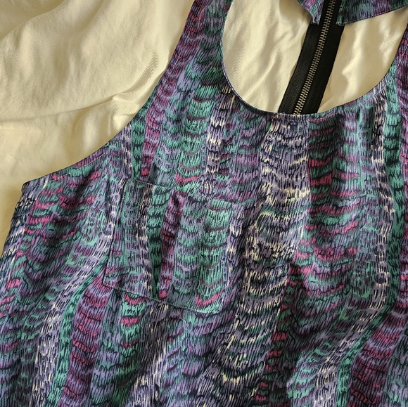 Open Back Zippered Tank - Picture 2 of 6